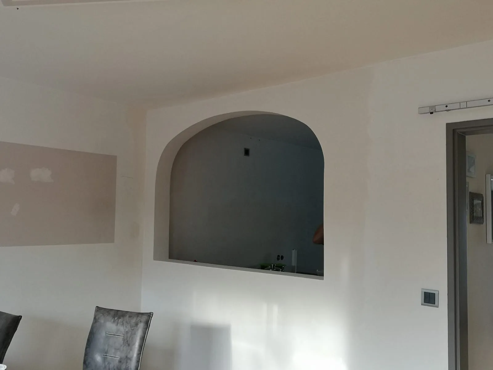 Verputzte Rundbogenöffnung im Innenraum