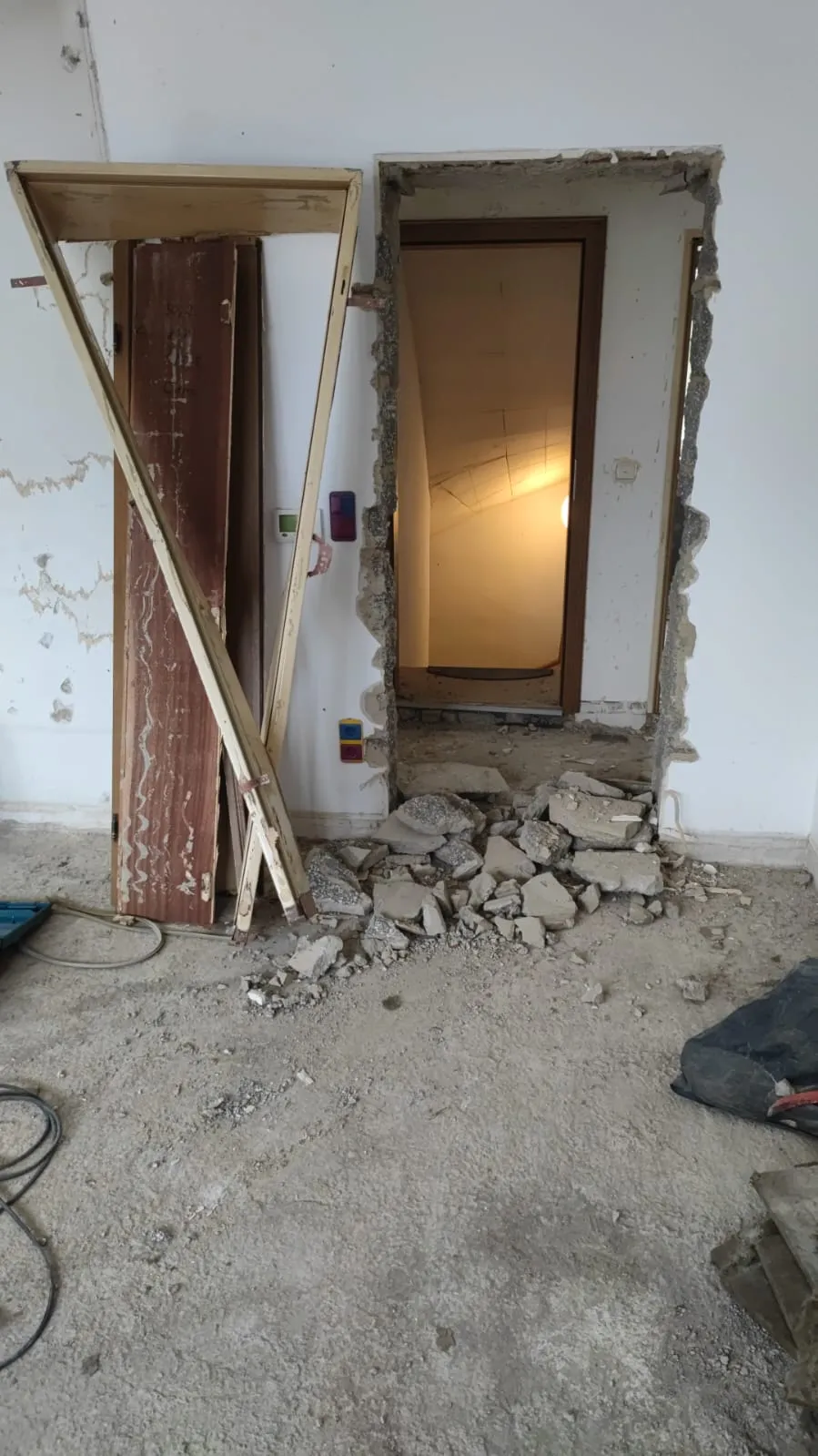 Türöffnung mit ausgebauter Zarge während des Rückbaus