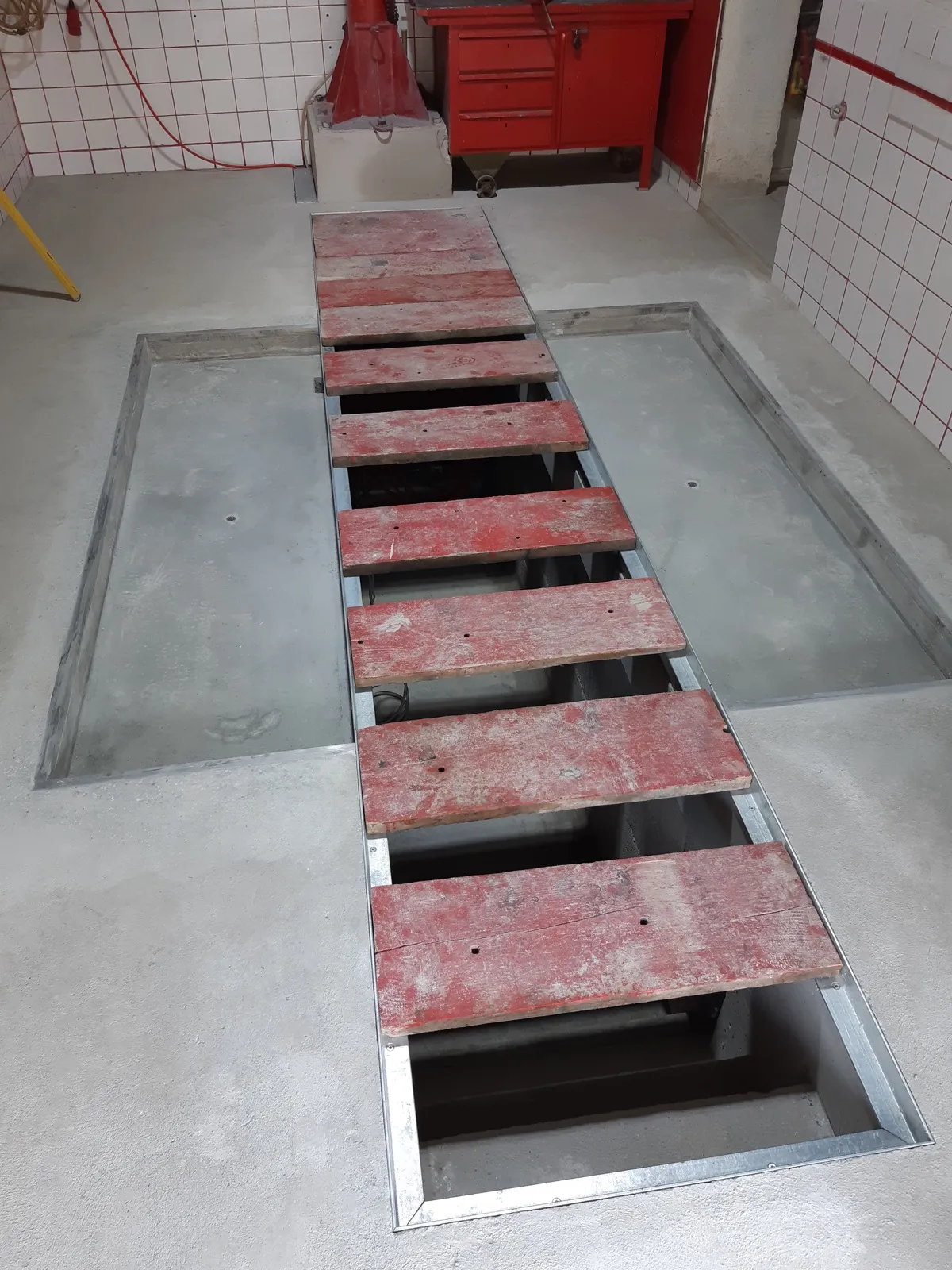 Ausgeführte Betonflächen an einer Bodenöffnung